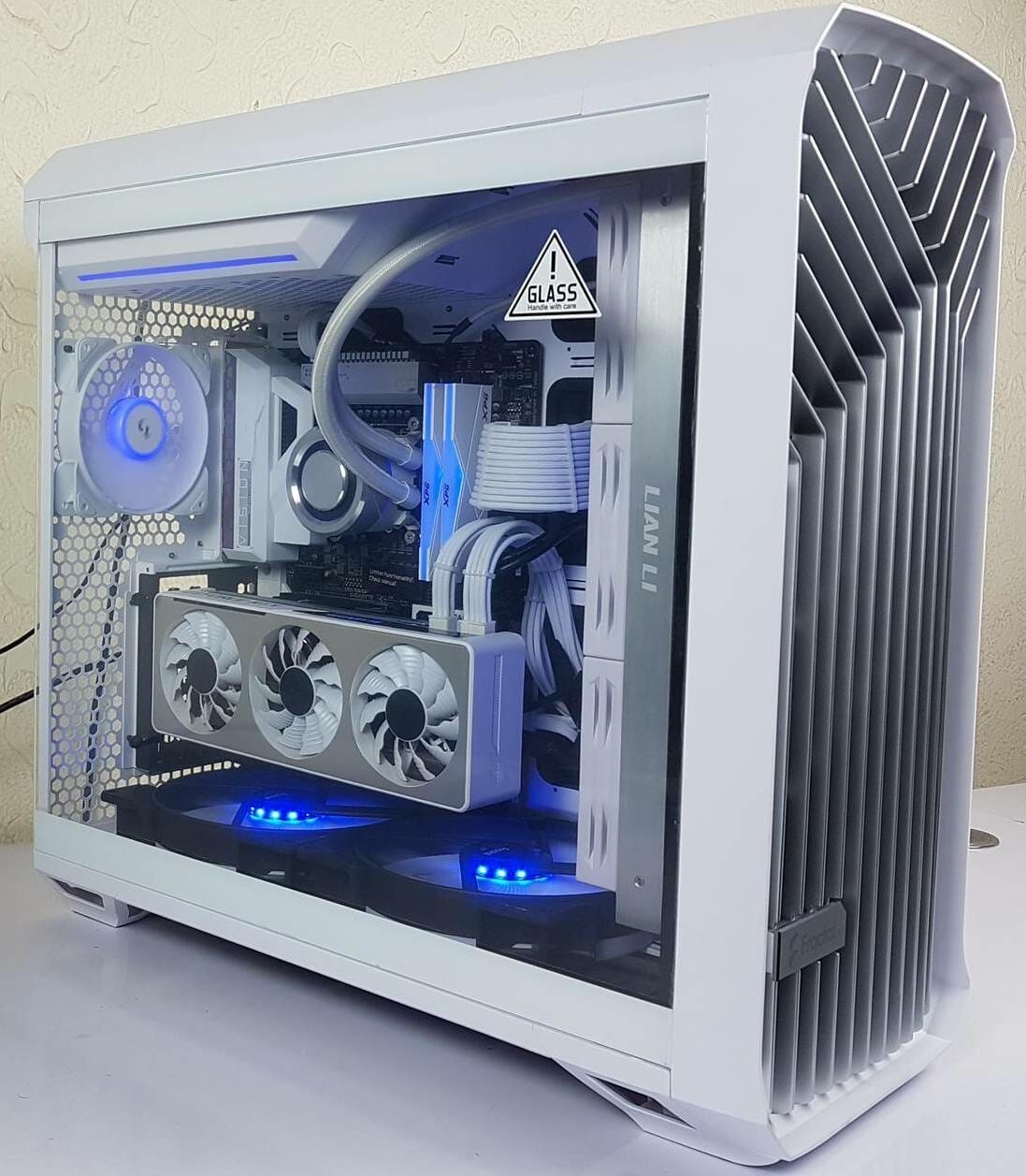 Fractal Design Torrent White TG Clear Tint Review - EnosTech.com