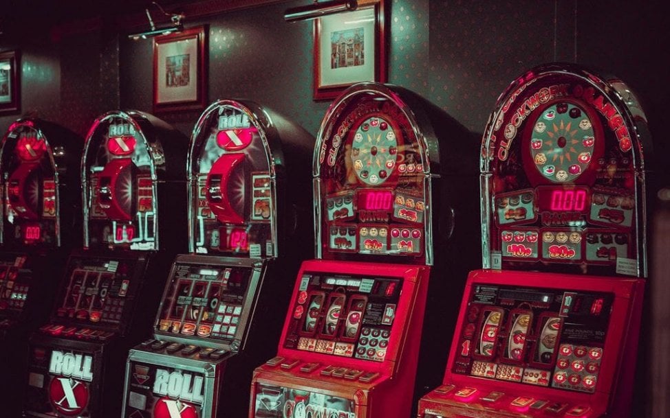 Ways that Players Used to Manipulate Slot Machines - EnosTech.com
